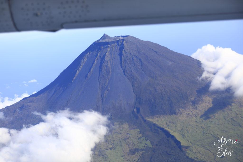 Pico hegy csúcsa a Sata Azori légitársaság gépéről fotózva.  Fotó: Azori Éden